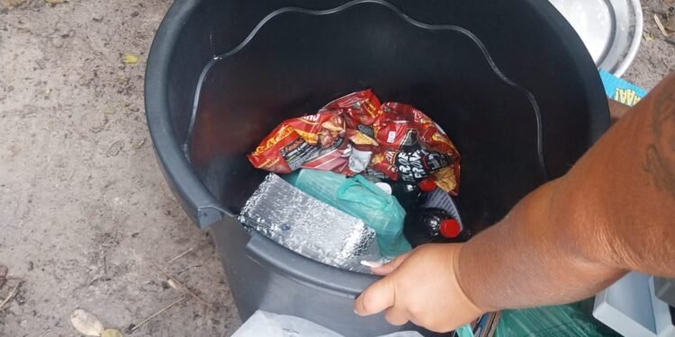 Materiais irregulares são apreendidos na Praia do Forno, em Arraial do Cabo