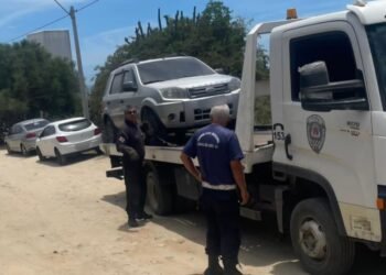 Veículos rebocados por descumprir normas no Pontal do Atalaia, em Arraial do Cabo