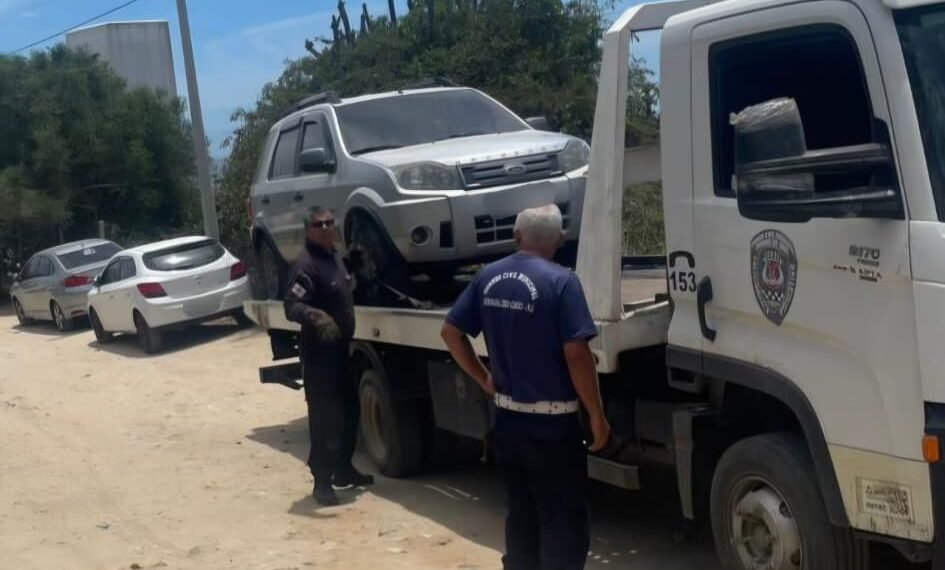 Veículos rebocados por descumprir normas no Pontal do Atalaia, em Arraial do Cabo