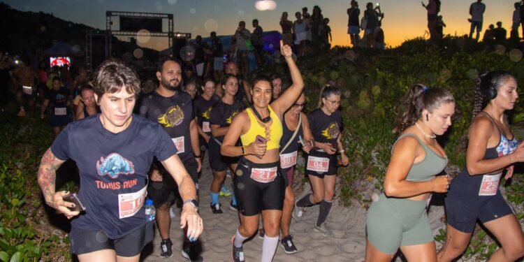 Corrida noturna e beach tennis movimentam fim de semana de Arraial do Cabo