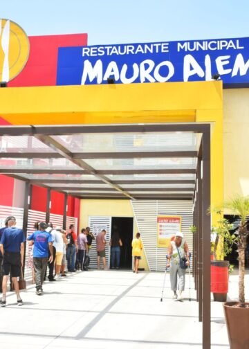 Frango ensopado com cenoura e tirinhas de frango são opções do almoço a R$ 2,00 em Maricá