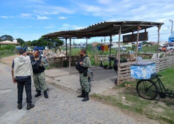 Comércios são notificados por descarte irregular de resíduos em Cabo Frio