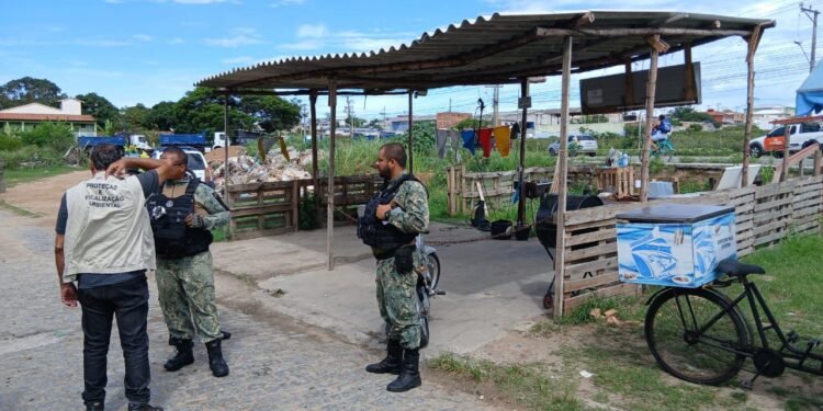 Comércios são notificados por descarte irregular de resíduos em Cabo Frio