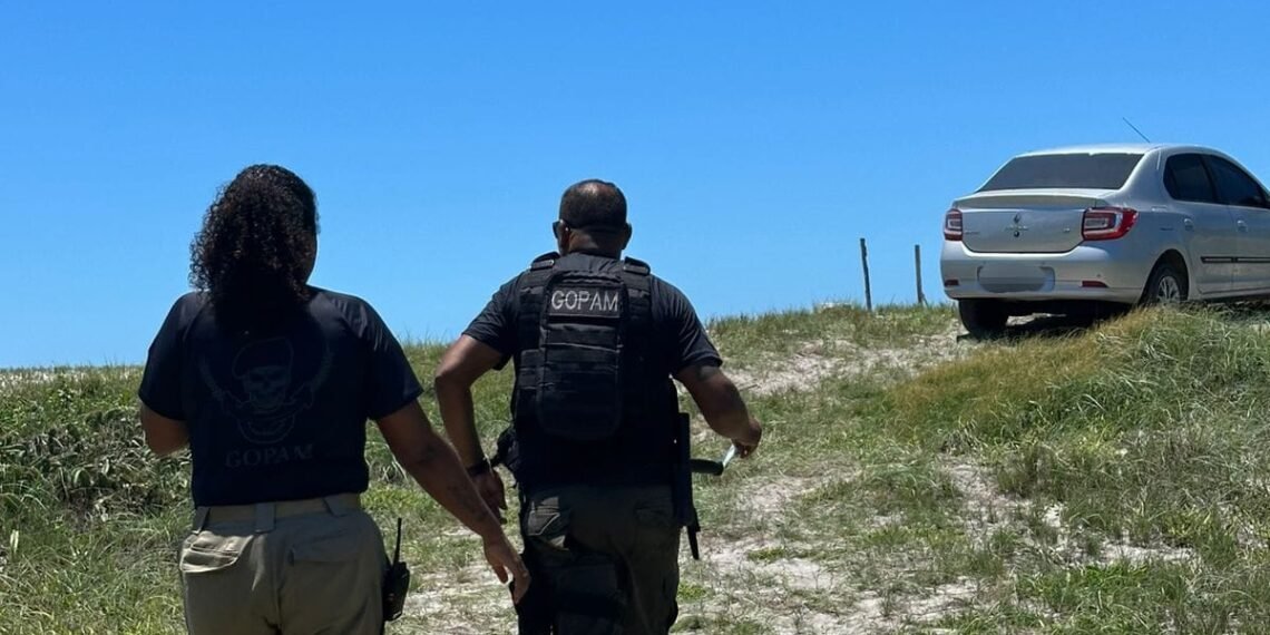 Veículo invade área de preservação na Praia do Pontal, em Arraial do Cabo