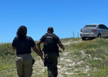 Veículo invade área de preservação na Praia do Pontal, em Arraial do Cabo