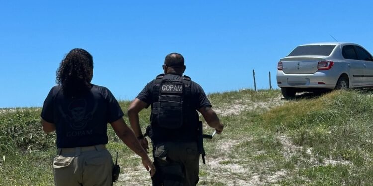 Veículo invade área de preservação na Praia do Pontal, em Arraial do Cabo