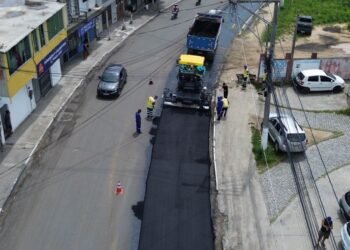 Estrada de Búzios avança com novo asfalto e chega ao Jardim Esperança, em Cabo Frio