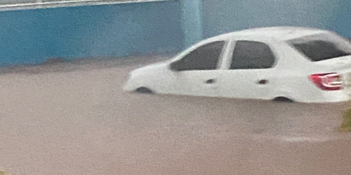 Chuva intensa alaga cidades da região; aulas são suspensas em alguns municípios