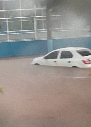Chuva intensa alaga cidades da região; aulas são suspensas em alguns municípios