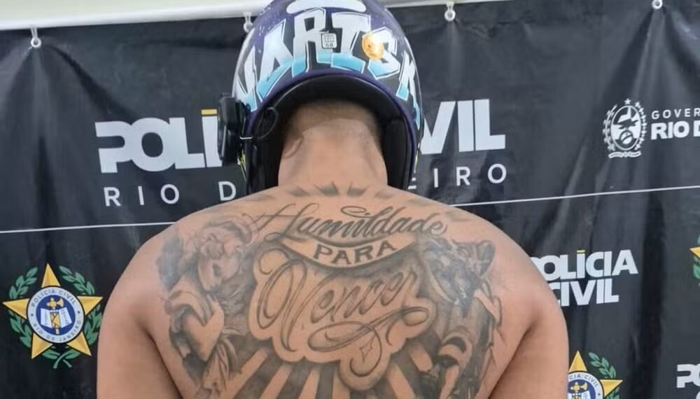 Influencer é preso após manobras perigosas e uso de celular furtado em Saquarema