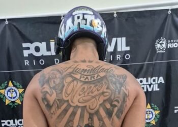 Influencer é preso após manobras perigosas e uso de celular furtado em Saquarema