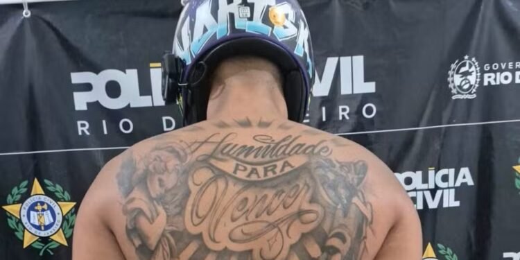 Influencer é preso após manobras perigosas e uso de celular furtado em Saquarema