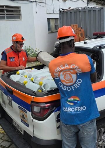 Kits de limpeza começam a ser entregues a moradores de Tamoios, distrito de Cabo Frio