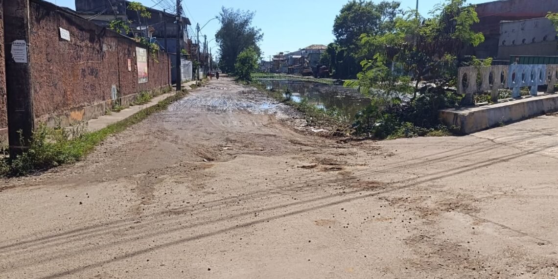 Rua abaixo do nível preocupa moradores da beira valão no Recanto, em Rio das Ostras