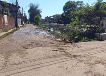 Rua abaixo do nível preocupa moradores da beira valão no Recanto, em Rio das Ostras