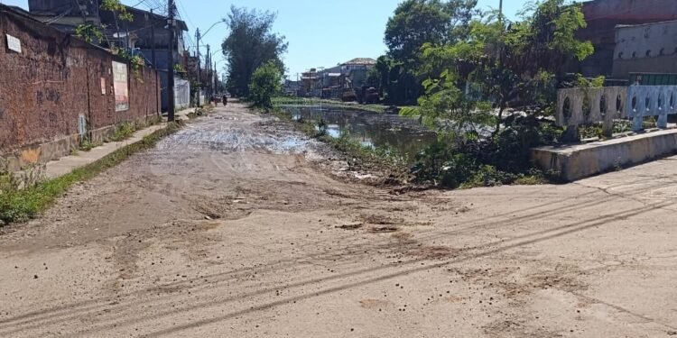 Rua abaixo do nível preocupa moradores da beira valão no Recanto, em Rio das Ostras