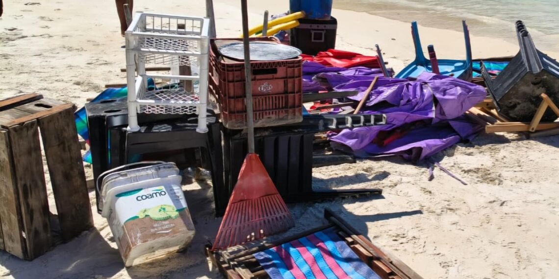 Apreensão de materiais na areia expõe uso irregular da Praia do Forno, em Arraial do Cabo