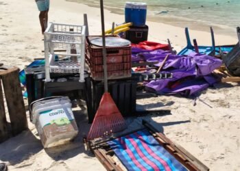 Apreensão de materiais na areia expõe uso irregular da Praia do Forno, em Arraial do Cabo