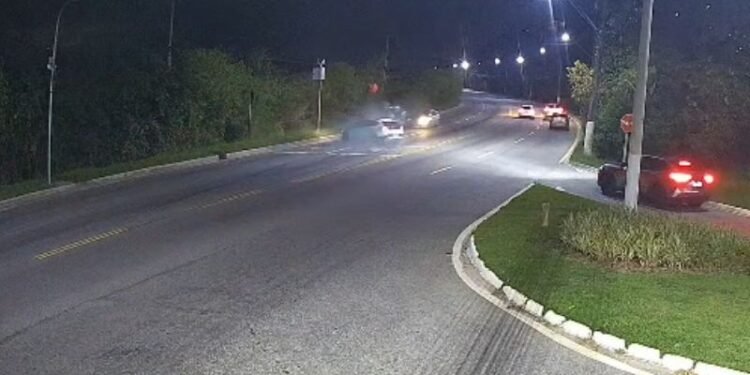 Motoboy morre após suposto racha em Macaé; câmeras registram acidente