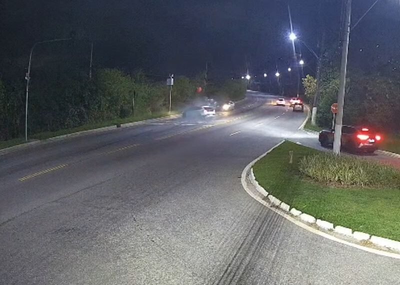 Motoboy morre após suposto racha em Macaé; câmeras registram acidente