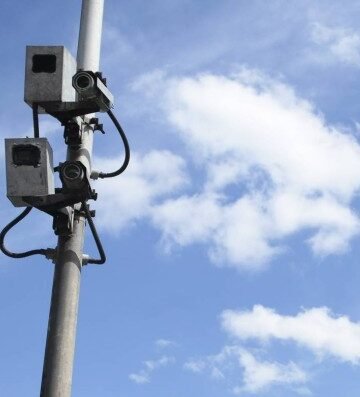 Confira onde estão sendo instalados os novos radares na RJ-106 e outras rodovias da região