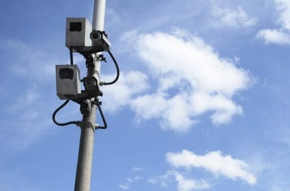 Confira onde estão sendo instalados os novos radares na RJ-106 e outras rodovias da região