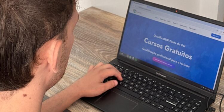 Qualificatur Costa do Sol inicia aulas EAD em Búzios; Arraial do Cabo segue com inscrições