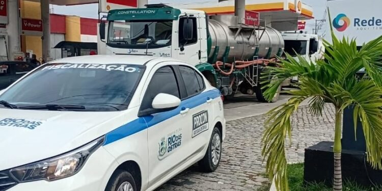 Procon fiscaliza postos de combustíveis em Rio das Ostras