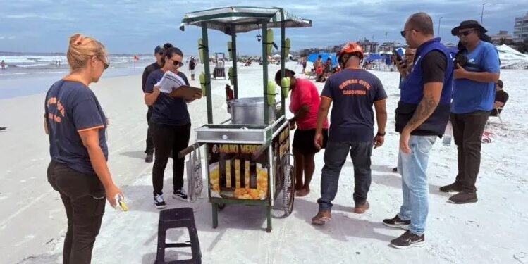Fiscalização aperta o cerco na Praia do Forte, em Cabo Frio