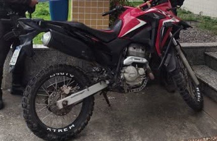 Moto adulterada é localizada e apreendida no Sana, em Macaé