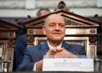 Exonerações e fiscalização de contratos marcam o início da gestão do governador interino Ricardo Couto