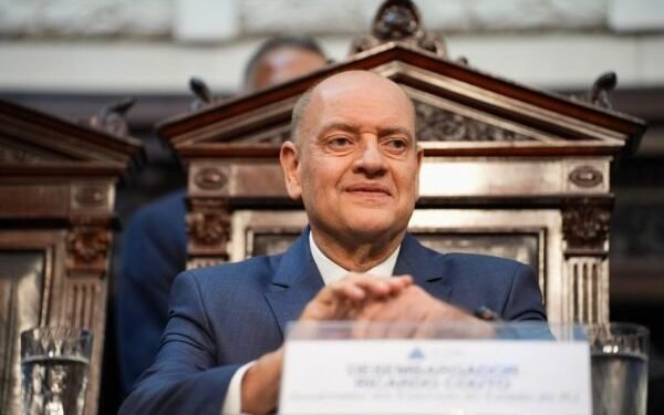 Exonerações e fiscalização de contratos marcam o início da gestão do governador interino Ricardo Couto