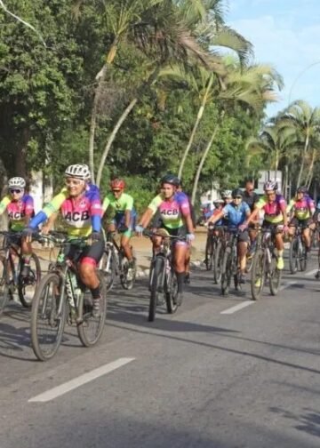 Pedalada Inclusiva colore ruas de azul e reforça conscientização em Búzios