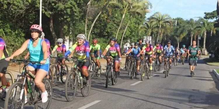 Pedalada Inclusiva colore ruas de azul e reforça conscientização em Búzios