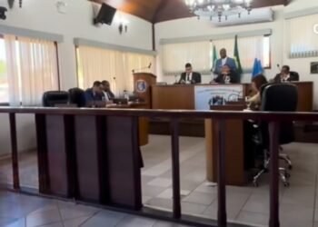 Cidadão é retirado da Câmara de Búzios após protestar contra criação de novos cargos