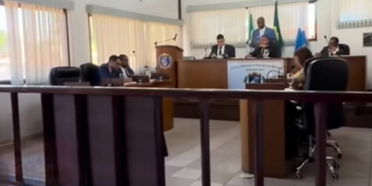 Cidadão é retirado da Câmara de Búzios após protestar contra criação de novos cargos