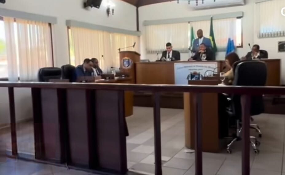 Cidadão é retirado da Câmara de Búzios após protestar contra criação de novos cargos