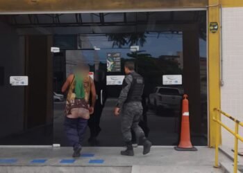 Filho é preso após agredir a própria mãe na Praia Grande, em Arraial do Cabo