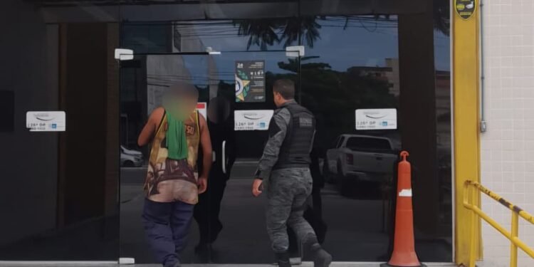 Filho é preso após agredir a própria mãe na Praia Grande, em Arraial do Cabo