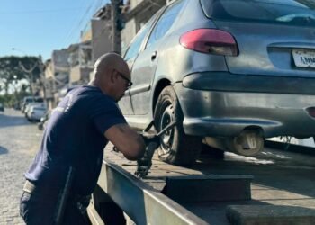 Carros abandonados viram problema crônico em Cabo Frio; veículos são recolhidos pela Prefeitura