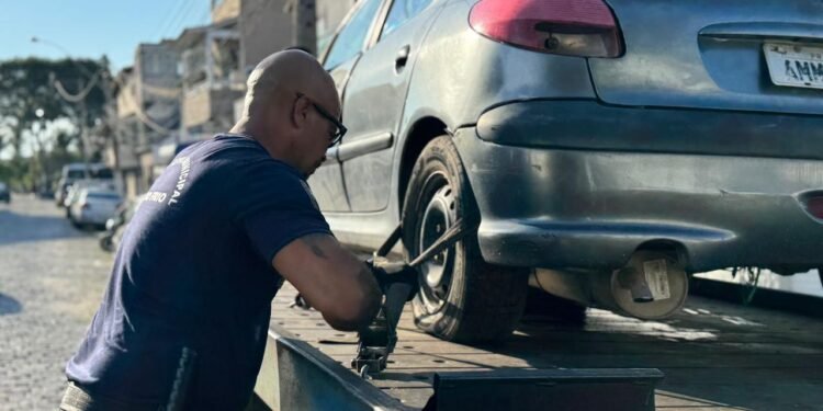 Carros abandonados viram problema crônico em Cabo Frio; veículos são recolhidos pela Prefeitura