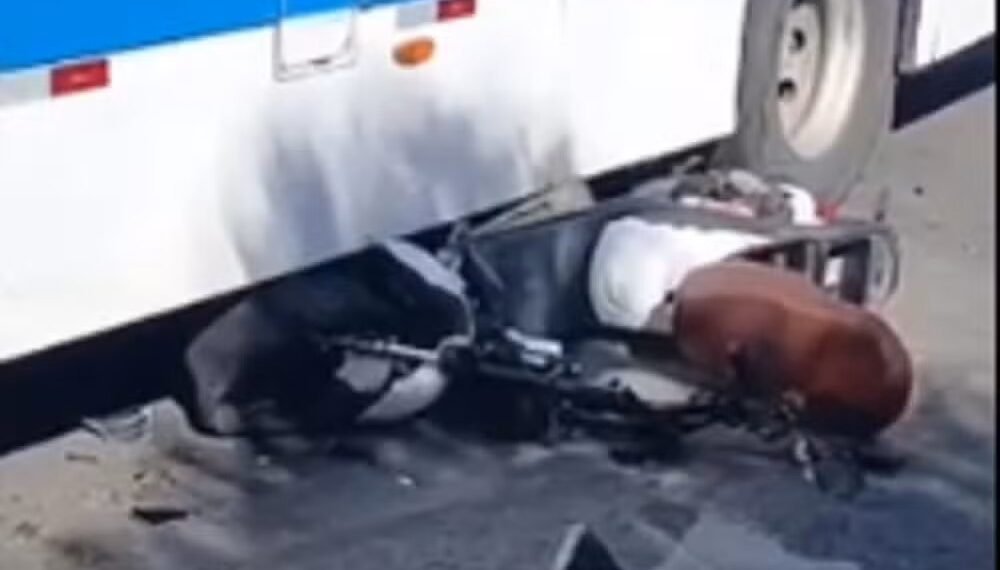 Moto elétrica vai parar embaixo de ônibus após acidente em Saquarema