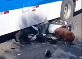 Moto elétrica vai parar embaixo de ônibus após acidente em Saquarema
