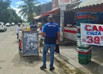 Fiscalização remove ocupações irregulares na Avenida Beira-Rio, em Tamoios