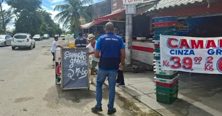 Fiscalização remove ocupações irregulares na Avenida Beira-Rio, em Tamoios