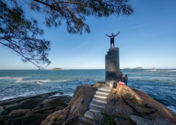 Passeio gratuito pelo Farol Velho abre agenda cultural de maio em Macaé; veja como participar