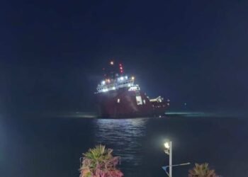 Susto em Macaé: embarcação encalha próximo à Praia Campista