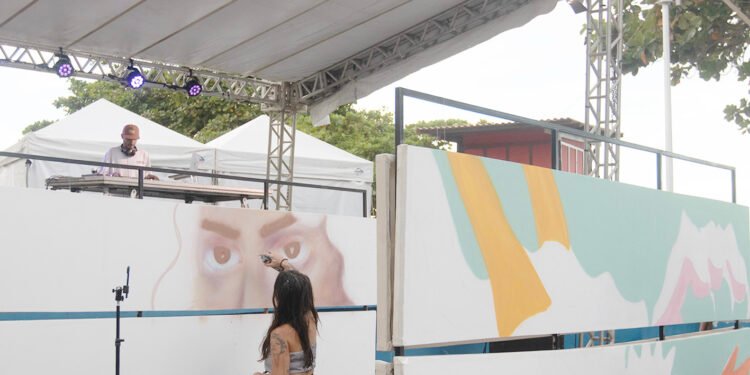 Arte urbana colore Imbetiba e aquece público para festival gastronômico em Macaé