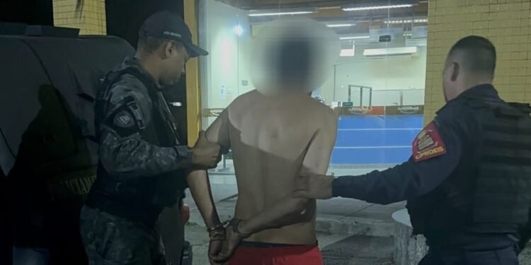 Populares detêm suspeito de assédio na Prainha, em Arraial do Cabo; homem era procurado por estupro de vulnerável