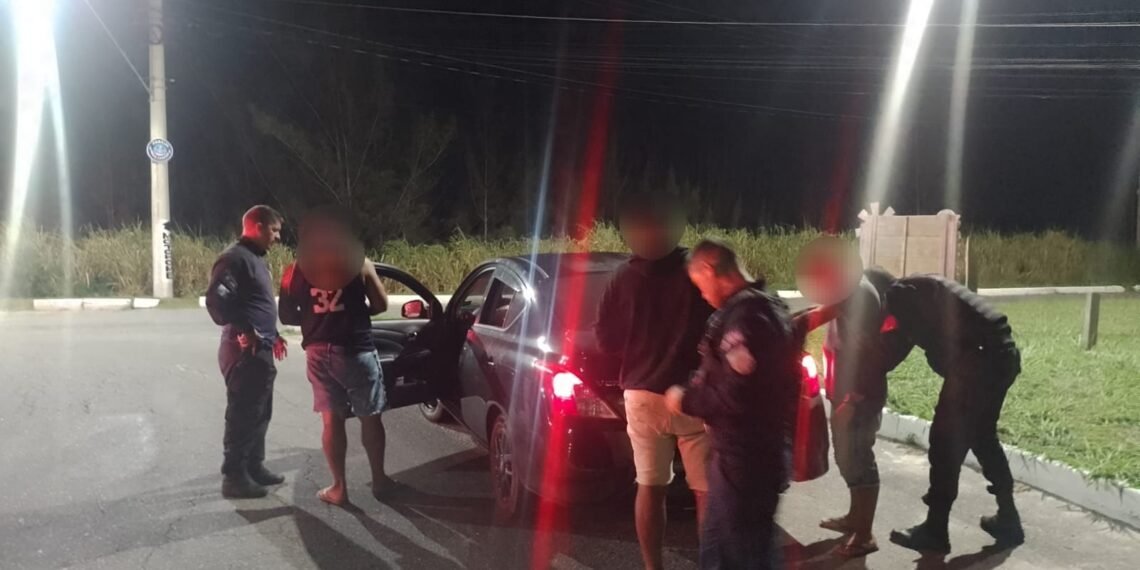 Foragido da Justiça é preso durante abordagem em carro por aplicativo em Arraial do Cabo